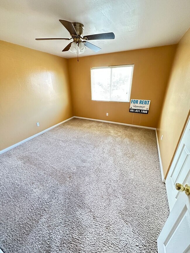 Building Photo - Charming 4-Bedroom, 3-Bathroom Home in Silver Creek