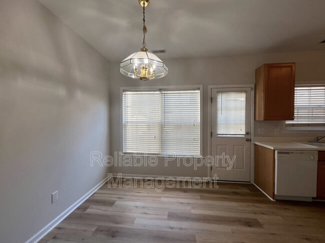 Building Photo - 2825 Bennington Dr