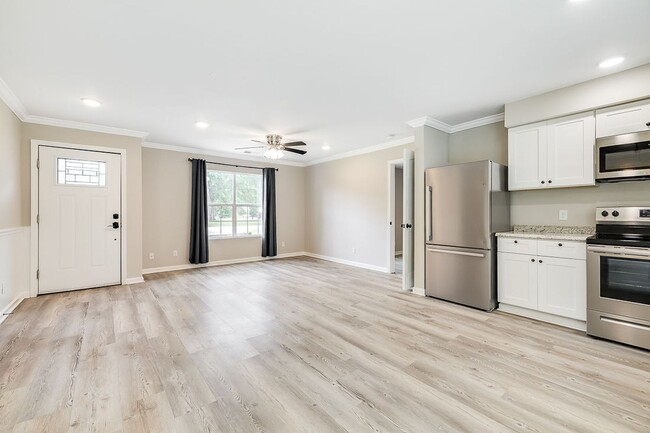 Building Photo - Freshly Painted 4 Bed Home on Huge Lot wit...