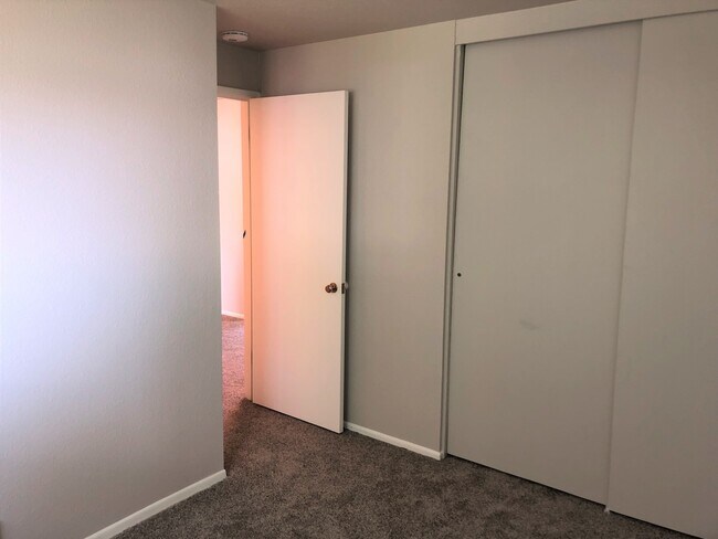 Building Photo - Feels Like New!
