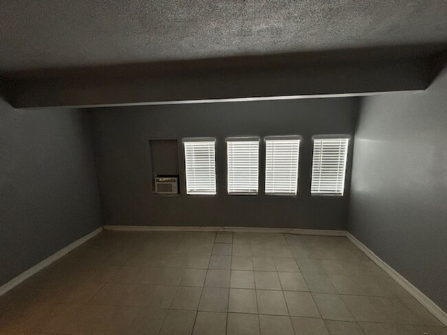 Building Photo - Clean 1 Bedroom / 1 Bathroom Condo in Cali...