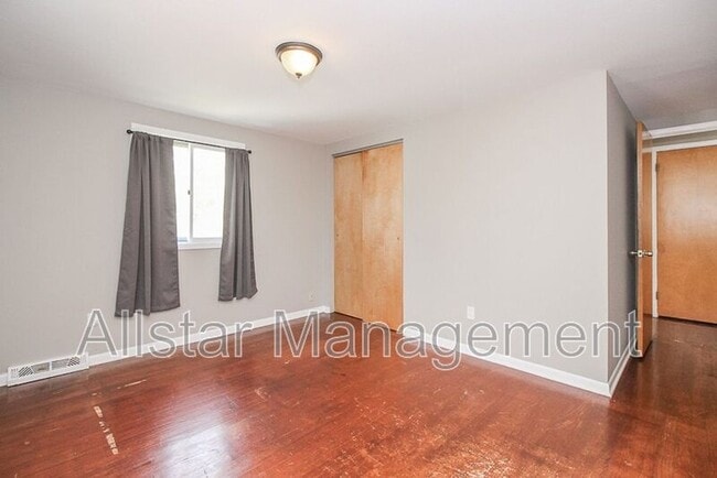 Building Photo - 404 E 215th St