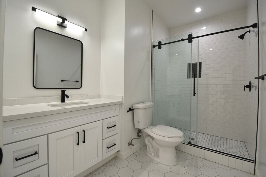 Building Photo - 4751 Kraft Ave