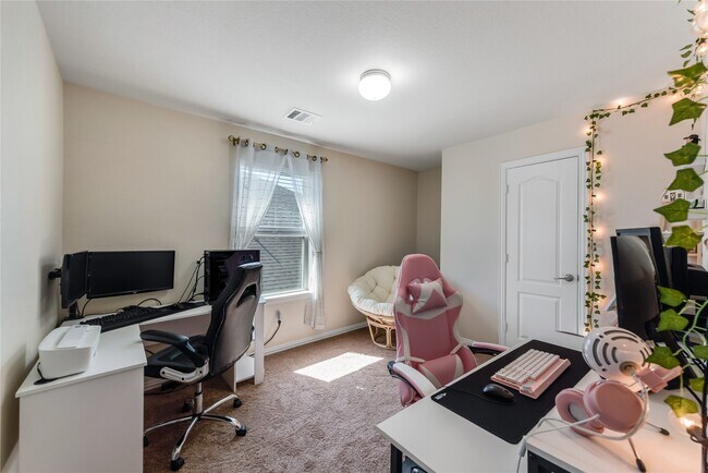 Building Photo - 512 Forest Village Cir