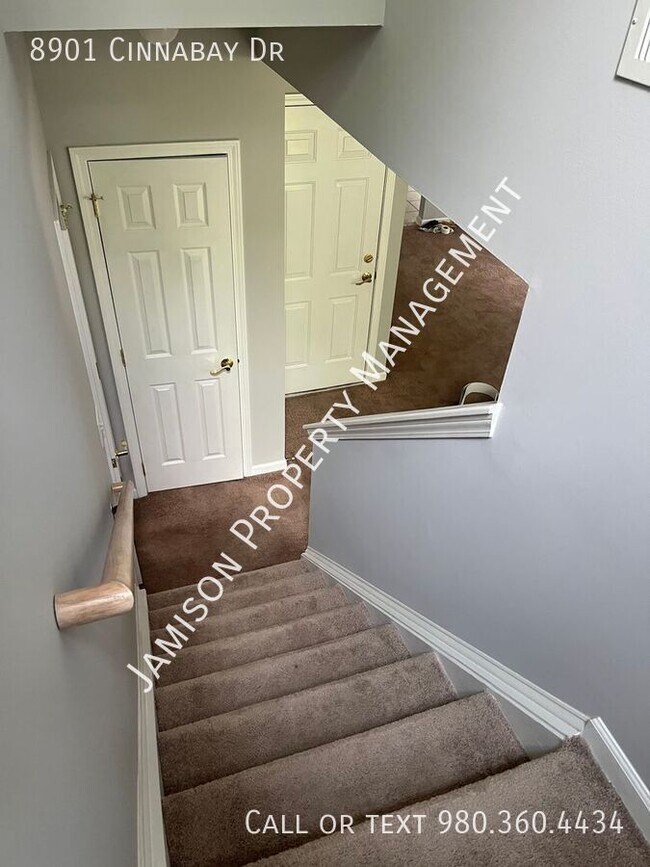 Building Photo - 8901 Cinnabay Dr