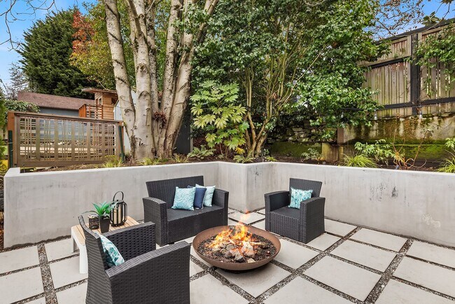 Building Photo - 4408 Thackeray Pl NE
