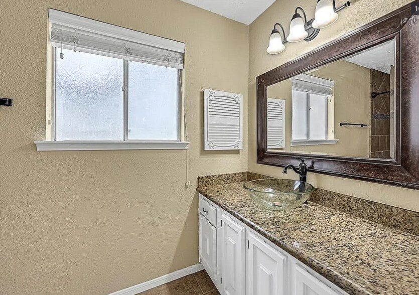 Building Photo - 9611 Crail Dr