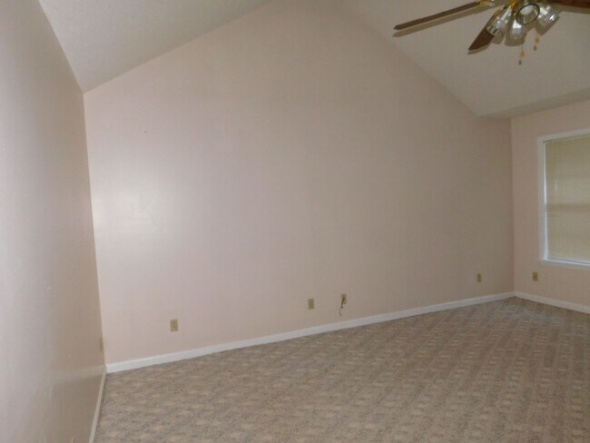 Building Photo - 3 Bedroom Home in Pebble Creek Subdivision