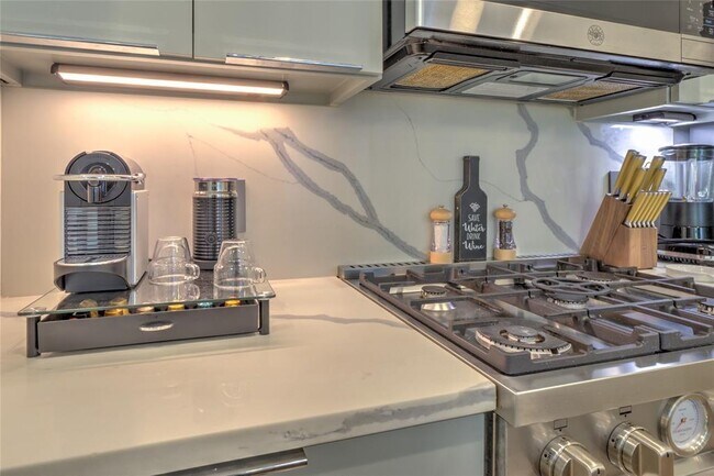 Building Photo - 6005 Woodrow Ave