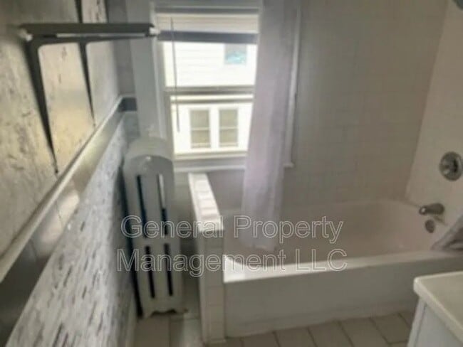 Building Photo - 2 bed 1 bath upstairs duplex for rent August 1st