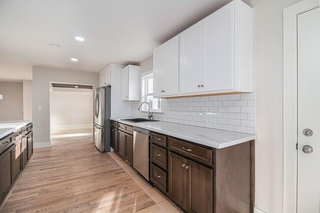 Building Photo - 4585 E Shore Dr
