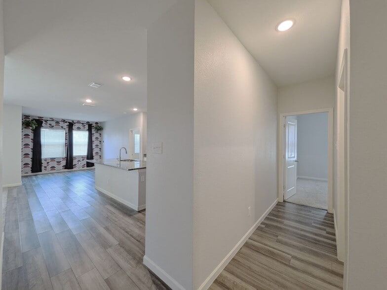 Building Photo - 2905 Aspen Dr