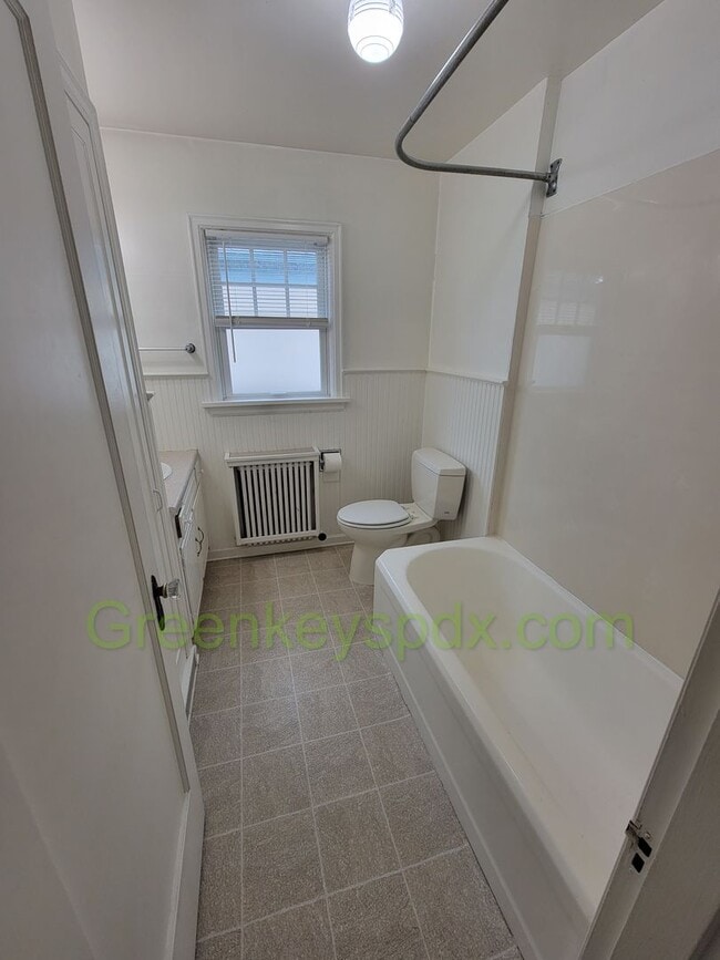 Building Photo - Beautiful 2 Bedroom 1 Bath House with Atta...