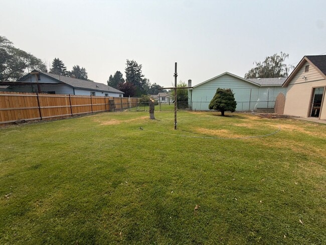 Building Photo - Freshly remodeled 3br 1ba, garage, LVP Flooring throughout.