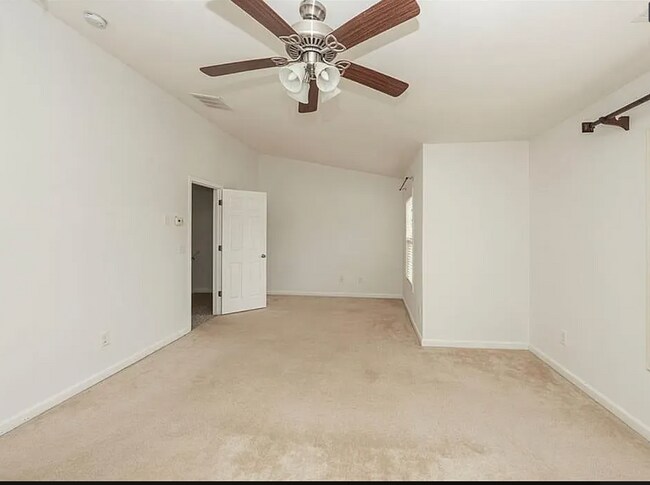 Building Photo - 5260 Sherwood Way
