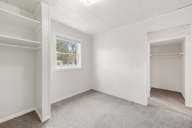 Building Photo - Central CDA rancher 2 bed 1 bath with 2 ca...