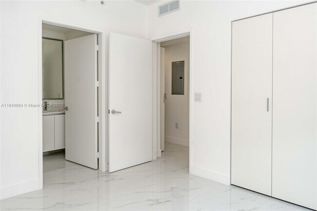 Building Photo - 700 NE 24th St