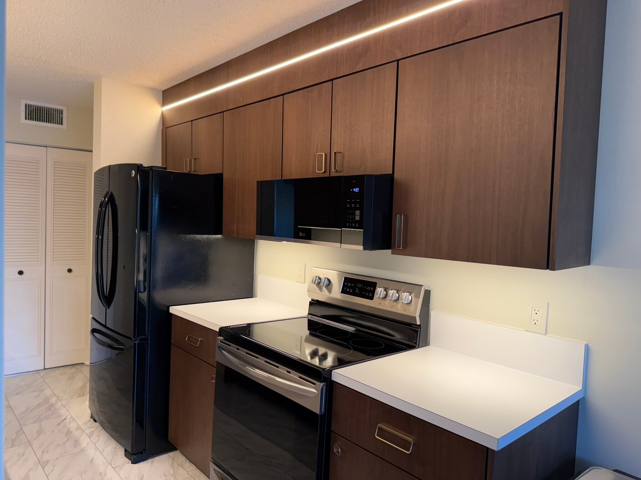 Building Photo - 102 Half Moon Cir