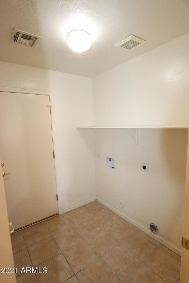 Building Photo - 2280 E Indian Wells Dr