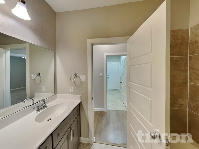 Building Photo - 540 Hazeltine Rd