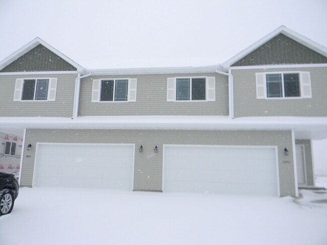 Building Photo - 3 bedroom Twin home