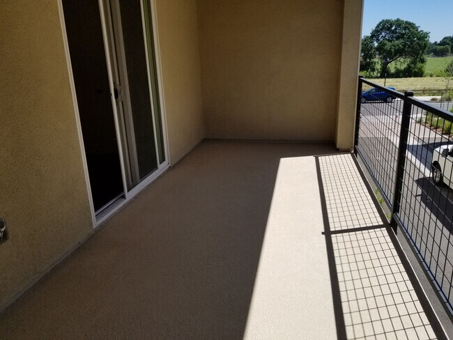 Building Photo - ALMOST NEW, SUPER CLEAN 2 BED, 2.5 BATHS, ...