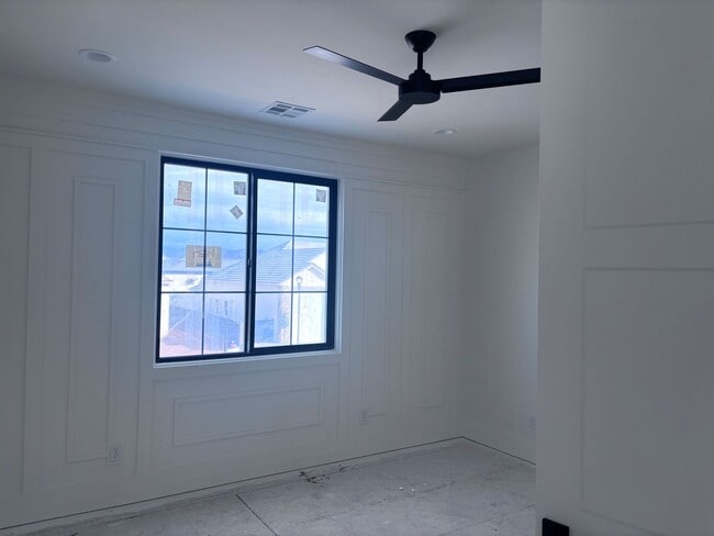 Building Photo - Brand New 6 Bed 4 Bath Rental Near Sand Ho...