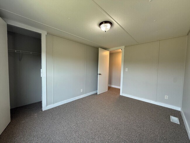 Building Photo - 3 Bedroom 2 Bathroom Mobile Home Located in Mosheim, TN