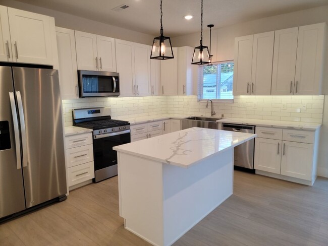 Building Photo - Brand New 4 Bed 3 Bath Modern Farmhouse St...