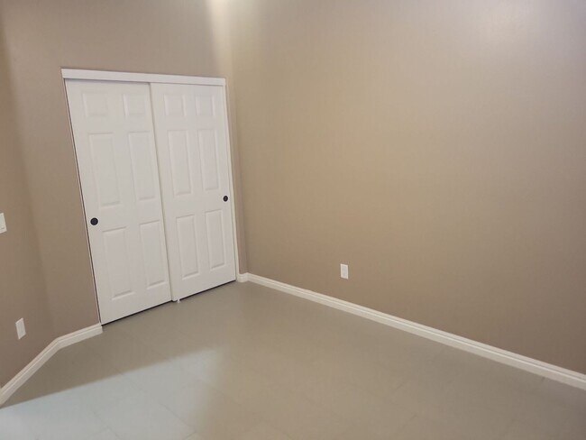 Building Photo - Spacious 3 Bedroom Home with Garage & Soak...