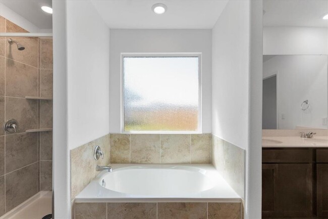 Building Photo - 425 Escondido Cir