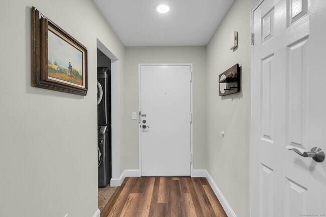 Primary Photo - 4 Hills Ln