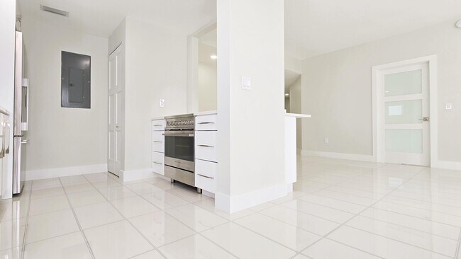 Building Photo - 255 Evernia St