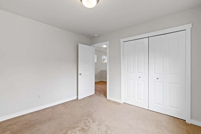Building Photo - Enjoy this immaculate home in a park-like setting showcasing the beauty of the Issaquah Highland ...