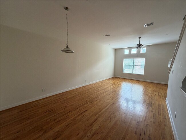 Building Photo - 8715 Meadowcroft Dr