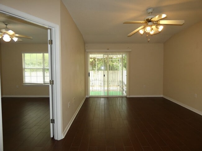 Building Photo - Adorable 2 Bedroom Convenient To Everything