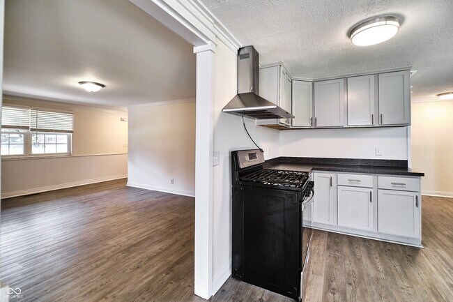 Building Photo - 635 Lake View Dr