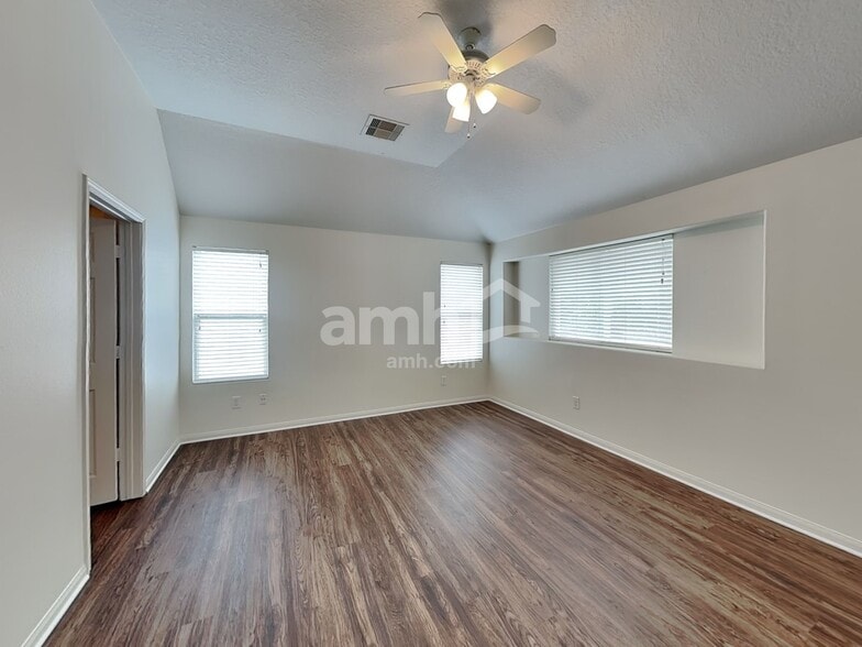 Building Photo - 3631 Barkers Crossing Ave