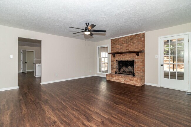Building Photo - 4375 Lake Idylwilde Dr