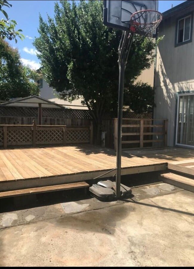 Building Photo - 8908 Gravenstein Way