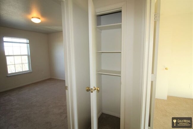 Building Photo - Now Leasing – 401 W Ave E, Unit B
