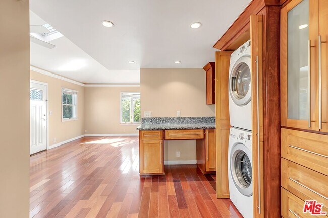 Building Photo - 325 Vernon Ave