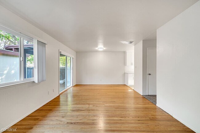 Building Photo - 2 br, 1 bath Duplex - 135 Warren Avenue B