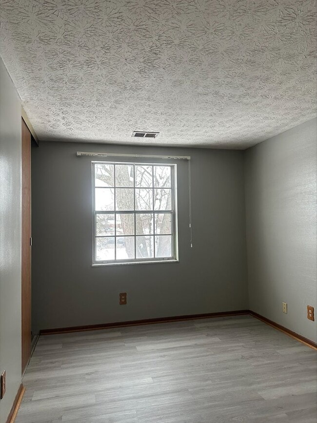 Building Photo - 4 Bed 2 Bath Home in Columbus!