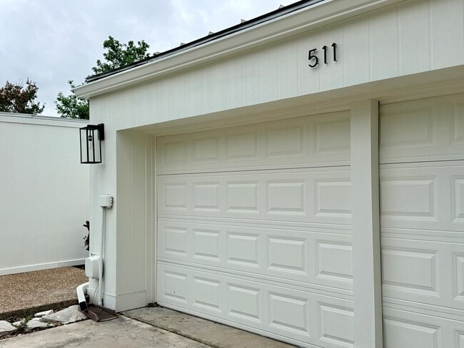 Building Photo - 511 Fairway Dr