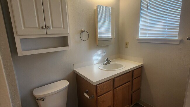 Building Photo - 3 bed, 2 bath - Spacious upstairs duplex o...