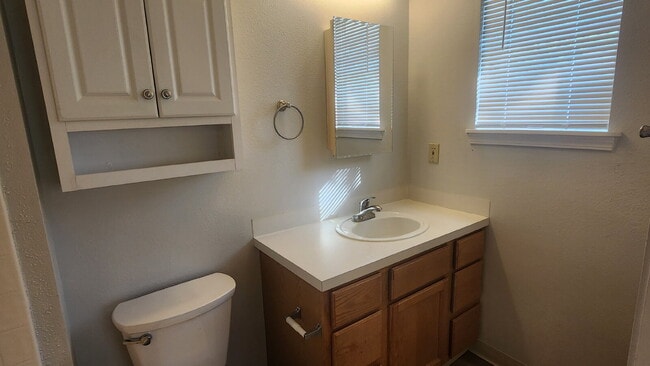 Building Photo - 3 bed, 2 bath - Spacious upstairs duplex on the Boise Bench!