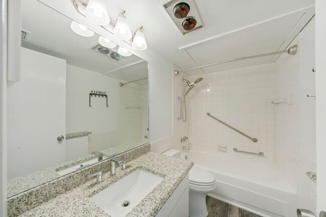 Building Photo - Chic 1-Bed Oasis with Pool & Walk-In Closets in Central San Antonio – $975/mo