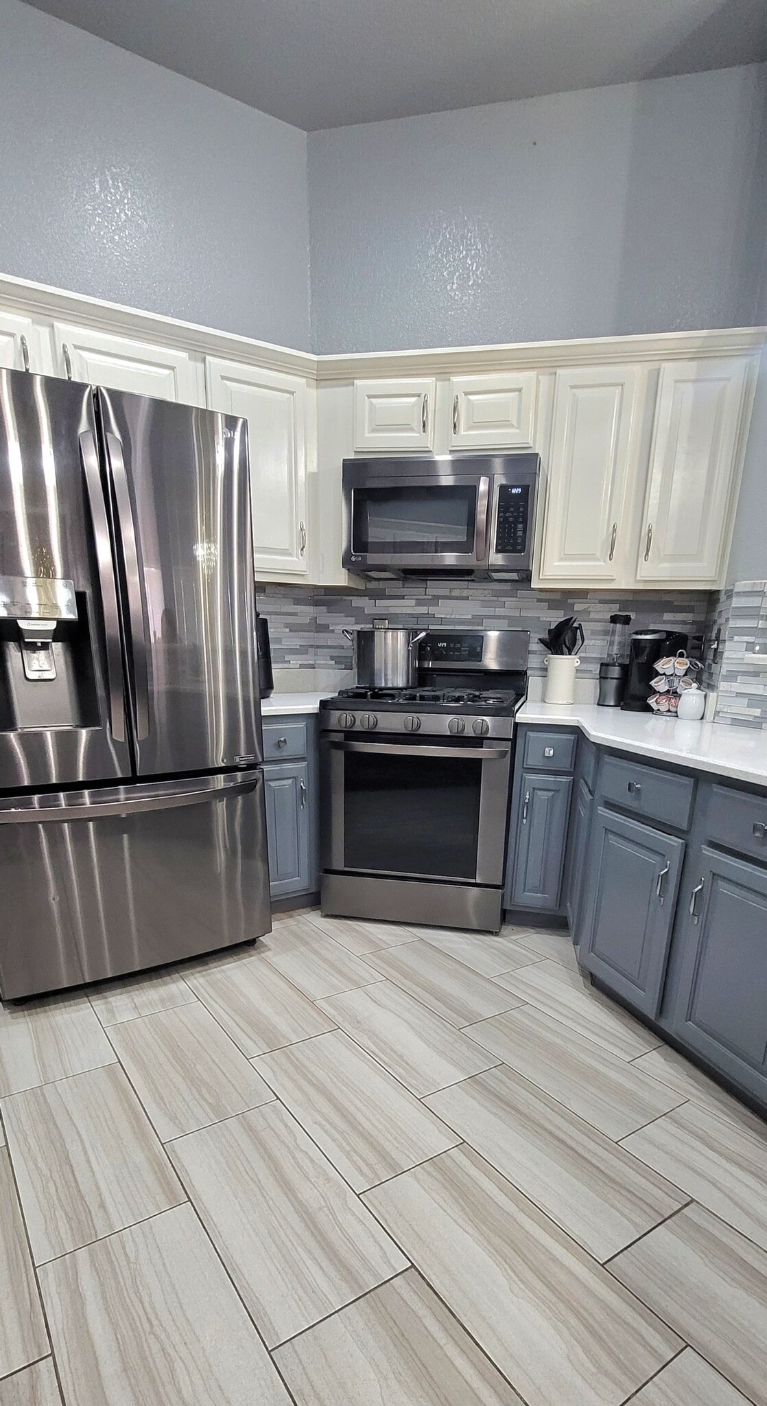 Open kitchen with new appliances - 13418 Emerald Tide Way