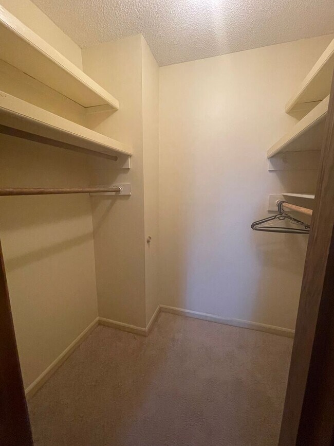 Building Photo - Two Bedroom Townhouse Near the Cajundome!